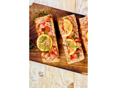 Брускетты с тунцом и лимоном