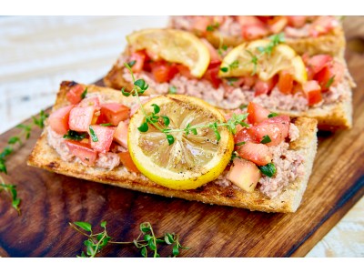 Брускетты с тунцом и лимоном