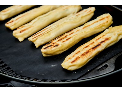 Слоеные палочки с сыром на гриле
